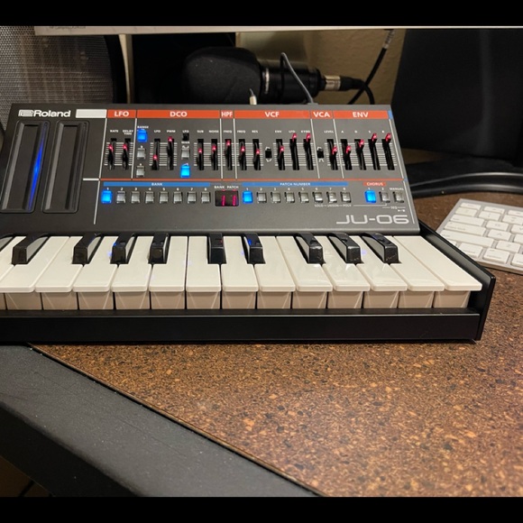 Roland JU-06 Boutique Series Synthesizer Module w/K-25m Keyboard - Picture 3 of 6